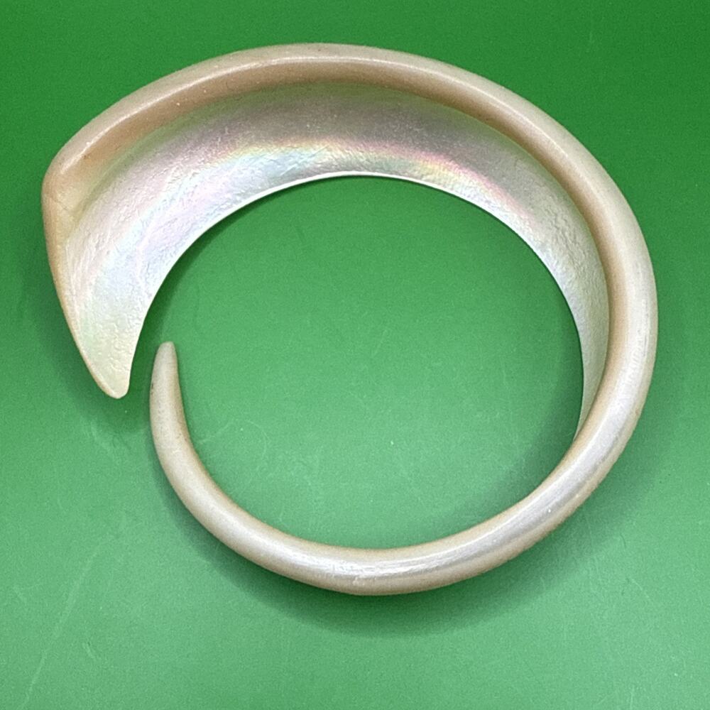Vtg Iridescent Mother Of Pearl Carved Cuff Bracelet New Caledonia Bangle Shell - Picture 3 of 11